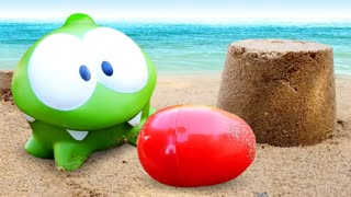 Ам Ням Om Nom. Видео для детей, песочница на пляже, Киндер СЮРПРИЗ.