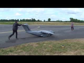 Огромная летающая копия А400М