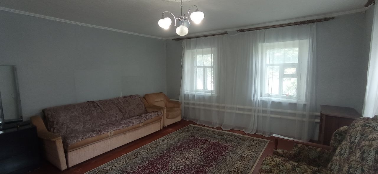 🏡 Продам дом в Жовтневом районе, кв. Молодёжный, ул. Щербакова ✨ Общая площадь — 78 м² 🔹 4 комнаты (2 изолированные + 2 смежно-изолированные) 🔹 Дом обложен кирпичом, стоит на крепком высоком фундаменте 🔹 Двухконтурный газовый котёл — тепло и горячая вода круглый год 🔹 Есть гараж со смотровой ямой, подвал и хо...